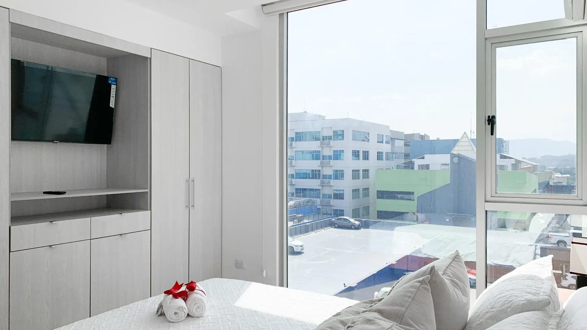 Suite Frente Al Mall Del Sol, Sofa Cama Cerca Al Aeropuerto 瓜亚基尔 公寓